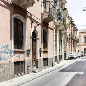 vecchio-bastione-bb-unico-ambiente-catania.sicilyhotelsitaly.net/